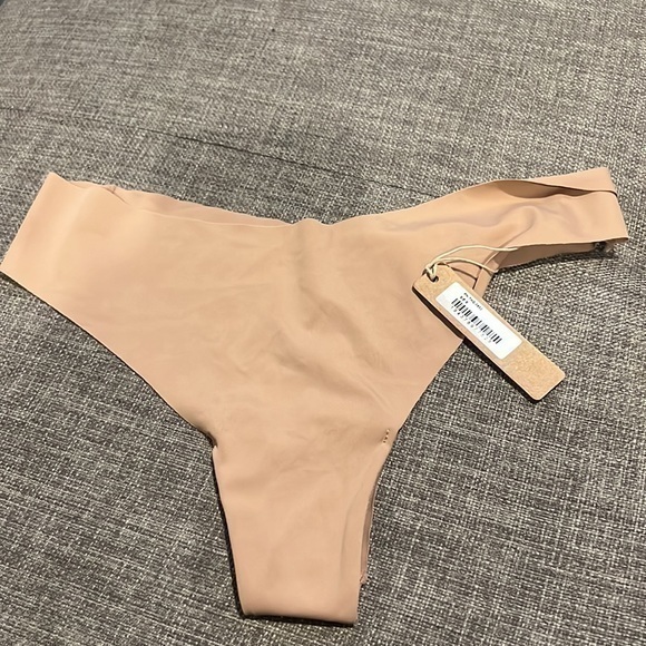 Skims Free cut Mid Waist thong - Picture 5 of 5